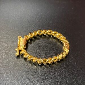 Elegant vintage Gold-Tone Twisted hinged scarf ring